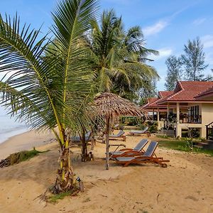 Pranee Beach Bungalows